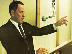 دانلود آهنگ Strangers In The Night از Frank Sinatra با متن و ترجمه