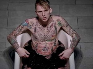 دانلود آهنگ Alpha Omega از Machine Gun Kelly با متن و ترجمه
