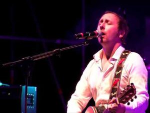 دانلود آهنگ Colours از Airbag با متن و ترجمه