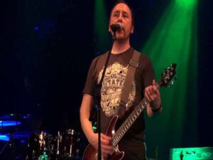 دانلود آهنگ Safe Like You از Airbag با متن و ترجمه