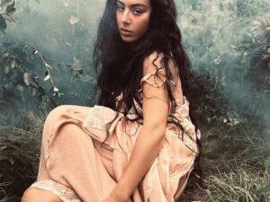 دانلود آهنگ Altars از Charli xcx با متن و ترجمه