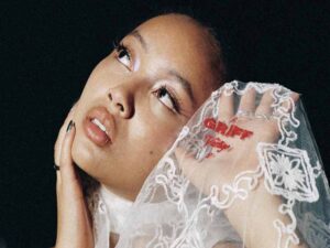 دانلود آهنگ Astronaut از Griff با متن و ترجمه