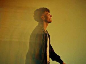 دانلود آهنگ Dark To Light از Louis Tomlinson با متن و ترجمه