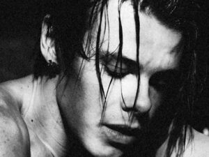 دانلود آهنگ Suburban Requiem از YUNGBLUD با متن و ترجمه