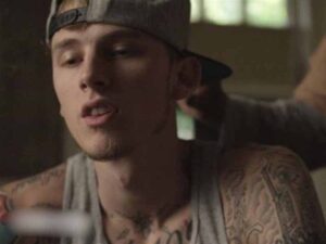 دانلود آهنگ Hold On (Shot Up) از Machine Gun Kelly با متن و ترجمه