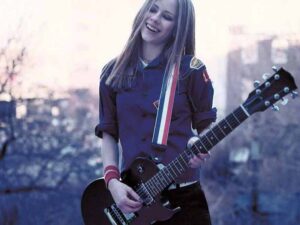دانلود آهنگ Nobodys Fool از Avril Lavigne با متن و ترجمه