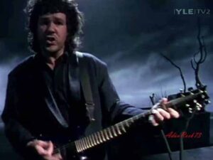 دانلود آهنگ Over The Hills And Far Away از Gary Moore با متن و ترجمه