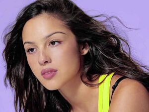 دانلود آهنگ begged از Olivia Rodrigo با متن و ترجمه