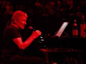 دانلود آهنگ Is This The Life We Really Want از Roger Waters با متن و ترجمه