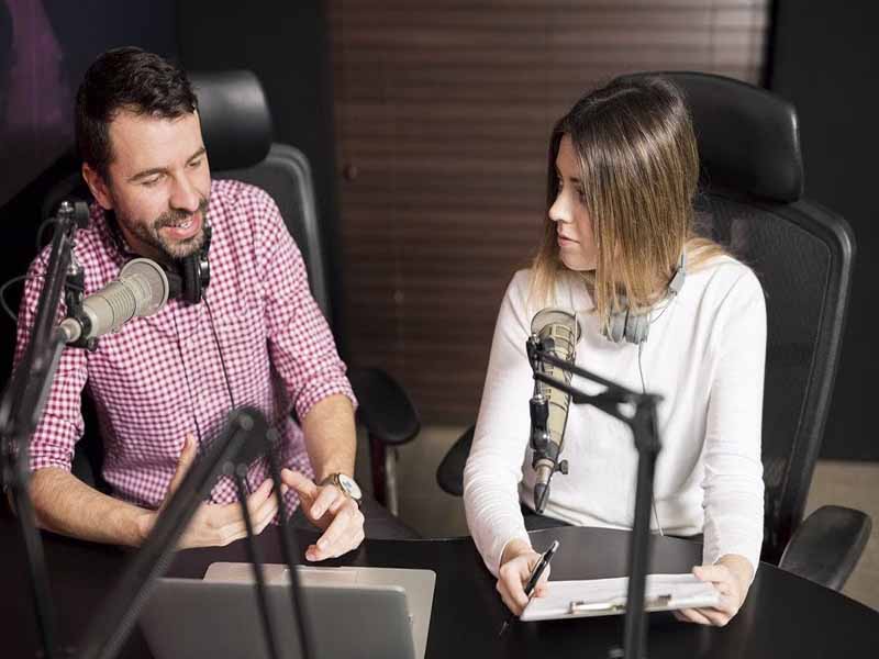 پادکست شنیداری انگلیسی C1-مصاحبه درباره دو کتاب