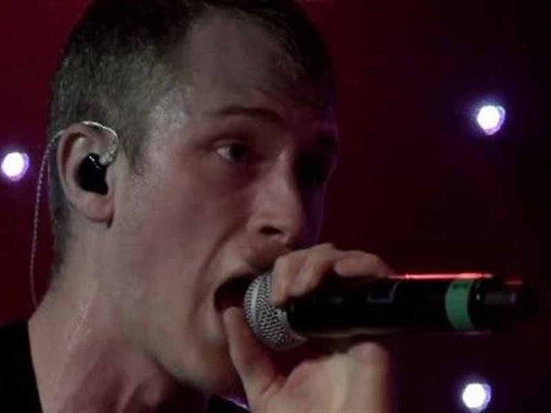دانلود آهنگ Invincible از Machine Gun Kelly با متن و ترجمه