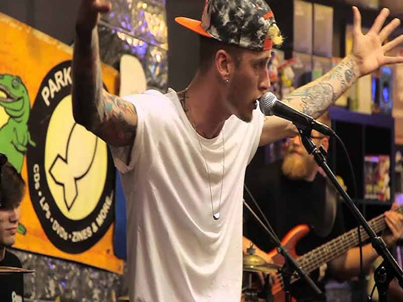 دانلود آهنگ Kiss the Sky از Machine Gun Kelly با متن و ترجمه