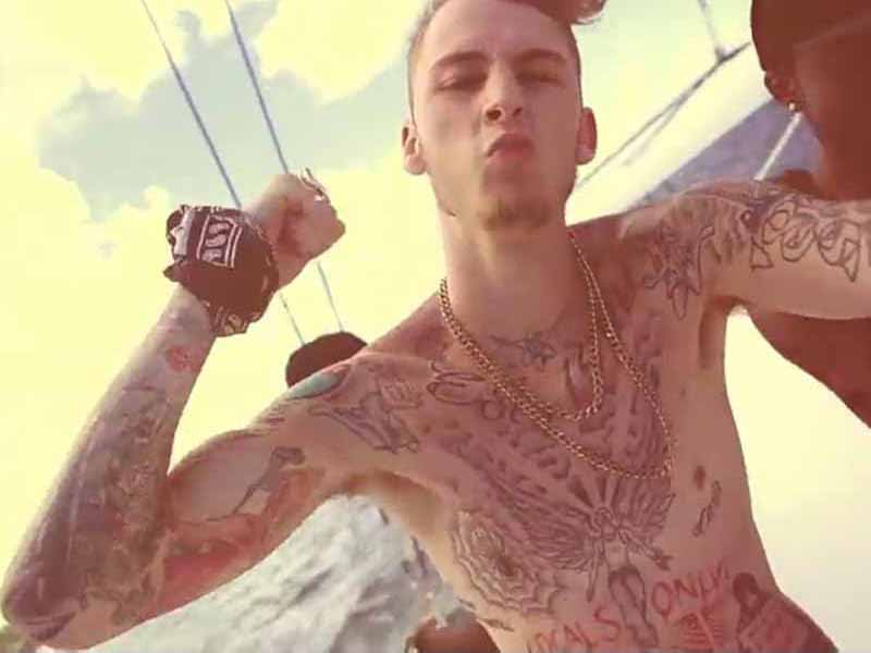 دانلود آهنگ La La La (The Floating Song) از Machine Gun Kelly با متن و ترجمه