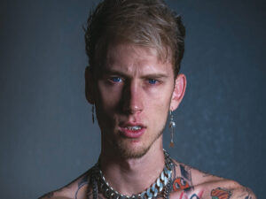 دانلود آهنگ Moonwalkers از Machine Gun Kelly با متن و ترجمه