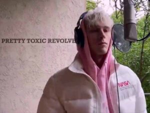 دانلود آهنگ Pretty Toxic Revolver از Machine Gun Kelly با متن و ترجمه