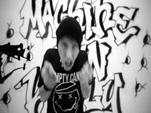 دانلود آهنگ Skate Cans از Machine Gun Kelly با متن و ترجمه