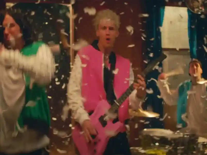 دانلود آهنگ love race از Machine Gun Kelly و Kellin Quinn با متن و ترجمه