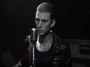دانلود آهنگ Spotlight از Machine Gun Kelly و Lzzy Hale با متن و ترجمه