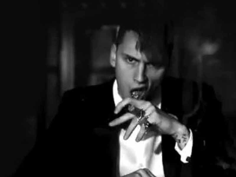 دانلود آهنگ Black Tuxedos از Machine Gun Kelly و TezO با متن و ترجمه