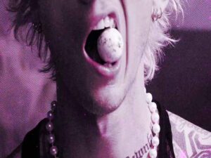دانلود آهنگ jawbreaker از Machine Gun Kelly با متن و ترجمه