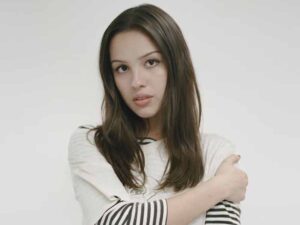 دانلود آهنگ u + me = ˂۳ از Olivia Rodrigo با متن و ترجمه