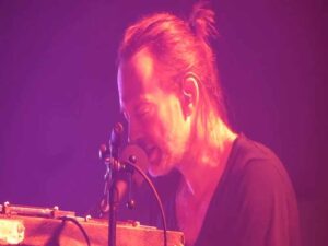 دانلود آهنگ Glass Eyes از Radiohead با متن و ترجمه