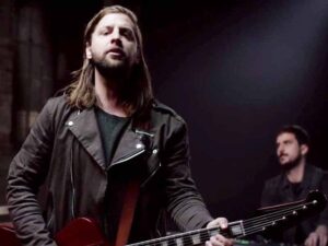 دانلود آهنگ legendary از Welshly Arms با متن و ترجمه