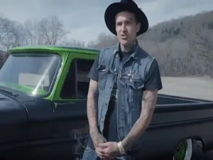 دانلود آهنگ Box Chevy 7 از Yelawolf با متن و ترجمه