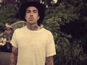 دانلود آهنگ Disappear از Yelawolf با متن و ترجمه