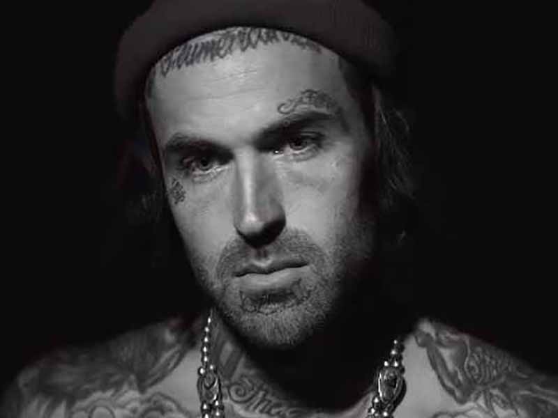 دانلود آهنگ Here I Am از Yelawolf با متن و ترجمه
