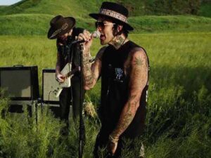 دانلود آهنگ Homeward Bound از Yelawolf با متن و ترجمه