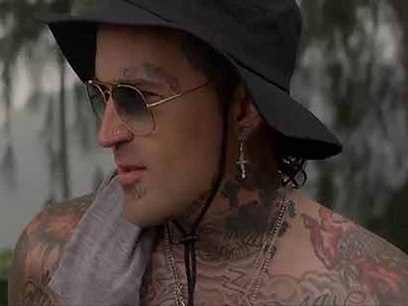 دانلود آهنگ Struggle Speaks از Yelawolf با متن و ترجمه