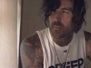 دانلود آهنگ Shadows از Yelawolf و Joshua Hedley با متن و ترجمه