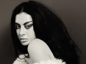 دانلود آهنگ I Keep Thinking Bout You Every Single Day And Night از Charli XCX با متن و ترجمه