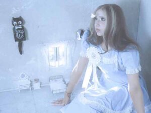دانلود آهنگ Hallucination از Isabel LaRosa با متن و ترجمه